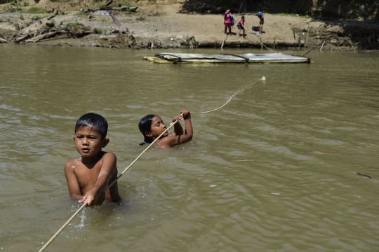 Anak-Anak di Aceh Nekat Seberangi Sungai Rawan Buaya untuk Bersekolah