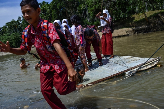 Anak-Anak di Aceh Nekat Seberangi Sungai Rawan Buaya untuk Bersekolah