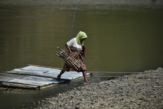 Anak-Anak di Aceh Nekat Seberangi Sungai Rawan Buaya untuk Bersekolah