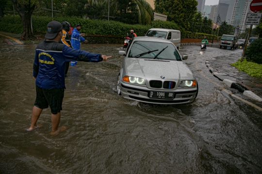 Drainase Buruk, Jalan Gatot Subroto Tergenang Banjir