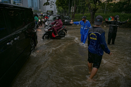 Drainase Buruk, Jalan Gatot Subroto Tergenang Banjir