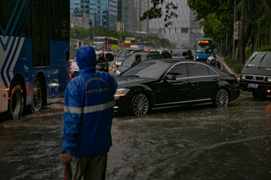 Drainase Buruk, Jalan Gatot Subroto Tergenang Banjir