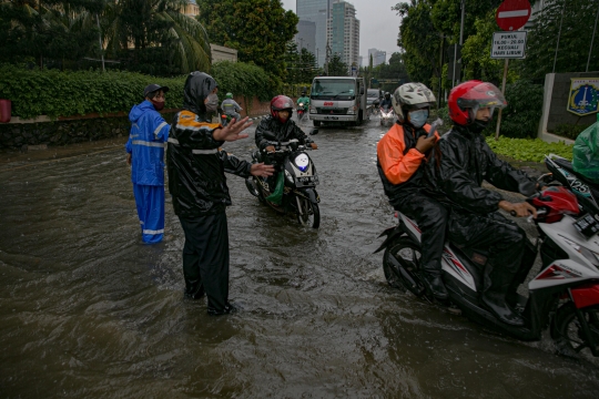 Drainase Buruk, Jalan Gatot Subroto Tergenang Banjir