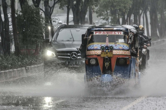 Waspada Hujan Disertai Angin Kencang Bagi Pengendara Motor