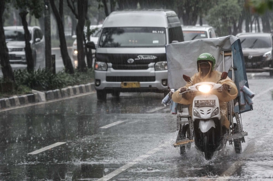 Waspada Hujan Disertai Angin Kencang Bagi Pengendara Motor