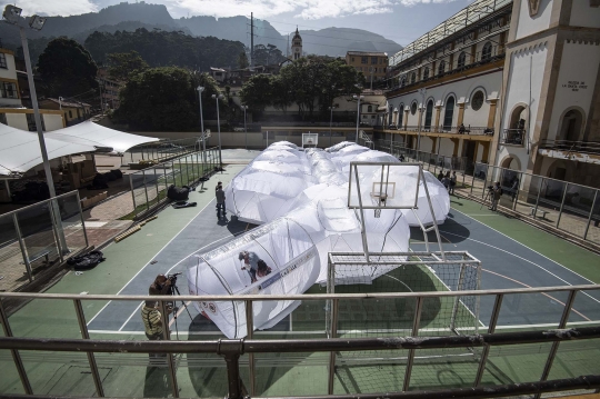 Tempat Isolasi Portabel untuk Pasien Covid-19 di Kolombia