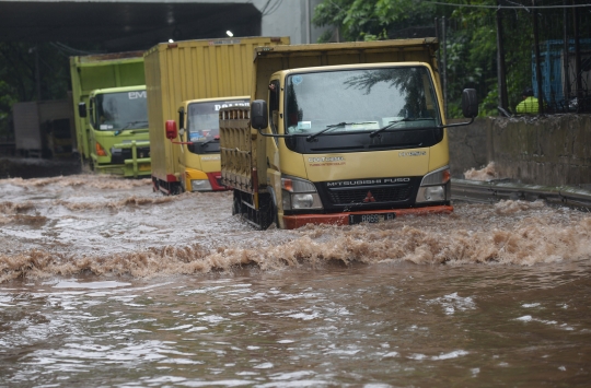 Kondisi Banjir yang Genangi Terowongan Cawang