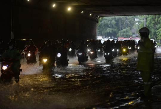 Kondisi Banjir yang Genangi Terowongan Cawang