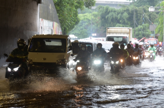 Kondisi Banjir yang Genangi Terowongan Cawang