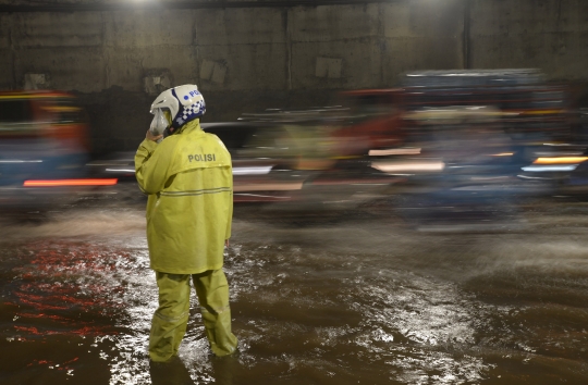 Kondisi Banjir yang Genangi Terowongan Cawang