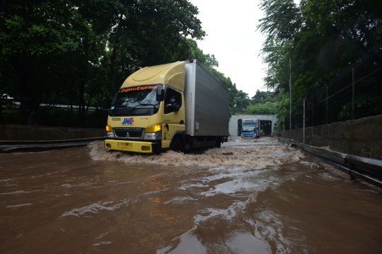 Kondisi Banjir yang Genangi Terowongan Cawang