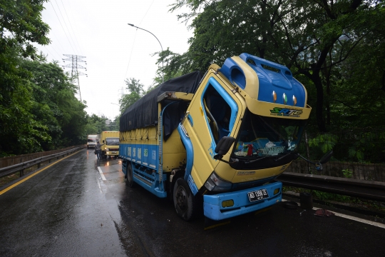 Kondisi Banjir yang Genangi Terowongan Cawang