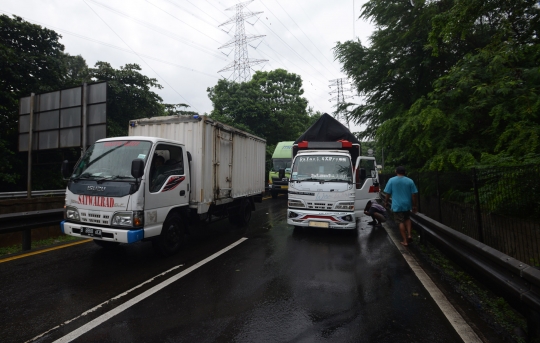 Kondisi Banjir yang Genangi Terowongan Cawang