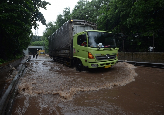 Kondisi Banjir yang Genangi Terowongan Cawang