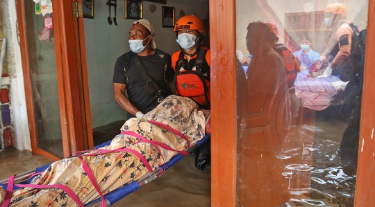 Proses Evakuasi Orang Meninggal di Lokasi Banjir Cipinang Melayu