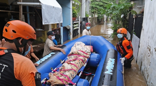 Proses Evakuasi Orang Meninggal di Lokasi Banjir Cipinang Melayu