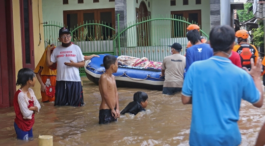 Proses Evakuasi Orang Meninggal di Lokasi Banjir Cipinang Melayu