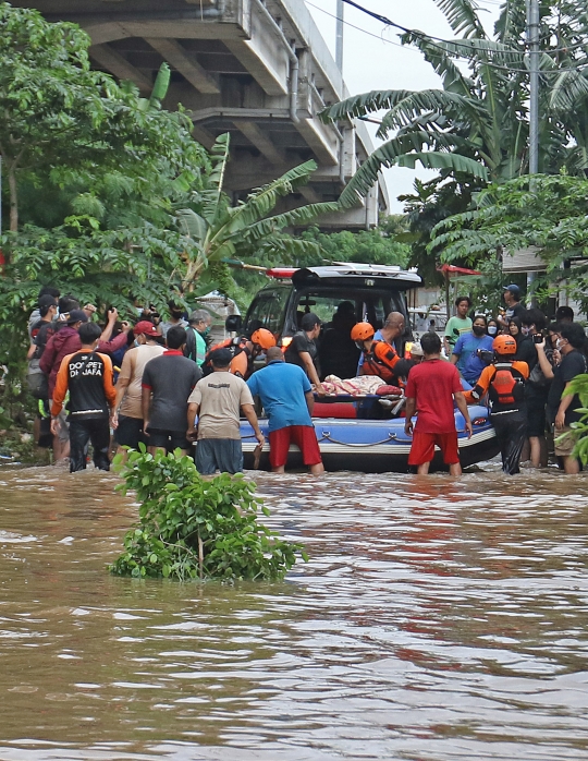 Proses Evakuasi Orang Meninggal di Lokasi Banjir Cipinang Melayu