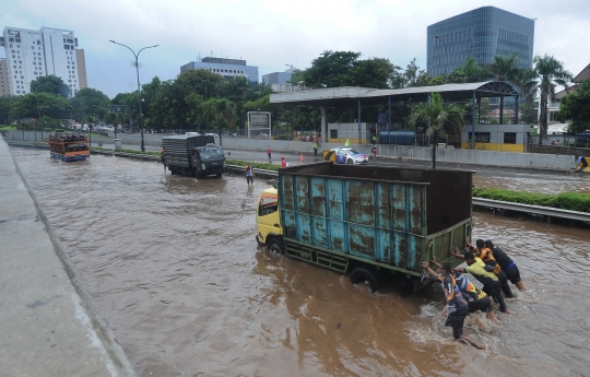 Banjir Akibat Luapan Kali Serua Genangi Tol JORR TB Simatupang