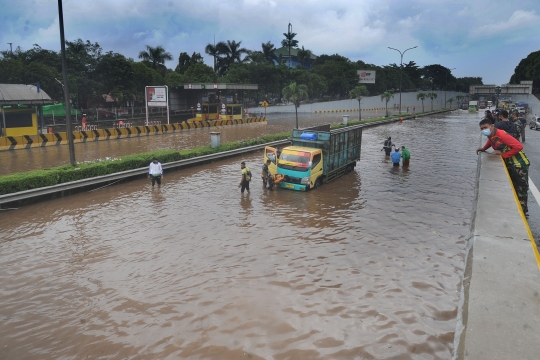 Banjir Akibat Luapan Kali Serua Genangi Tol JORR TB Simatupang