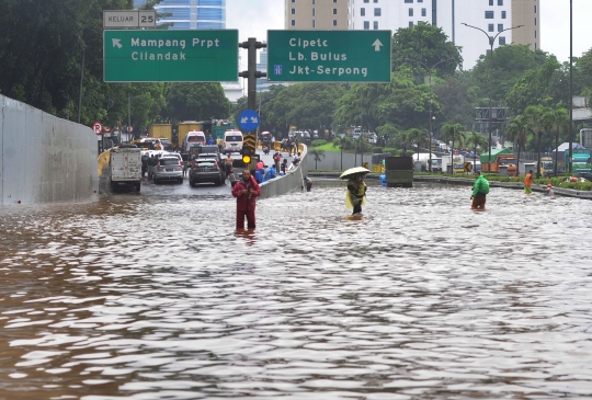 Banjir Akibat Luapan Kali Serua Genangi Tol JORR TB Simatupang