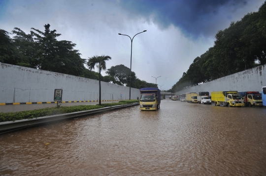 Banjir Akibat Luapan Kali Serua Genangi Tol JORR TB Simatupang