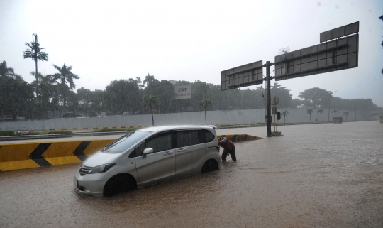 Banjir Akibat Luapan Kali Serua Genangi Tol JORR TB Simatupang