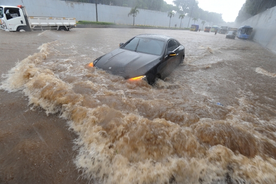 Banjir Akibat Luapan Kali Serua Genangi Tol JORR TB Simatupang