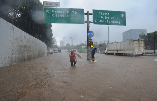 Banjir Akibat Luapan Kali Serua Genangi Tol JORR TB Simatupang