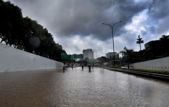 Banjir Akibat Luapan Kali Serua Genangi Tol JORR TB Simatupang