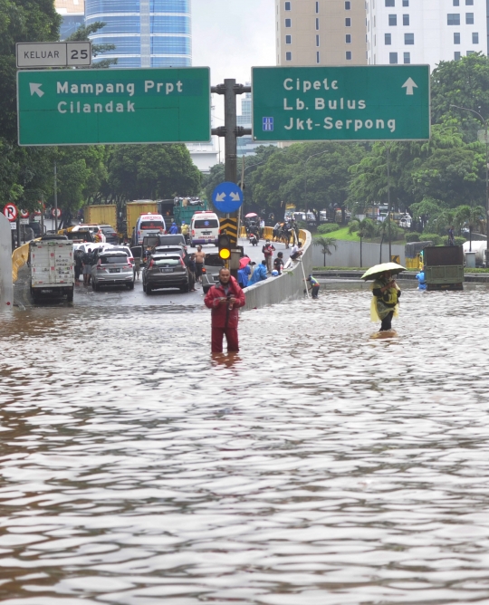 Banjir Akibat Luapan Kali Serua Genangi Tol JORR TB Simatupang