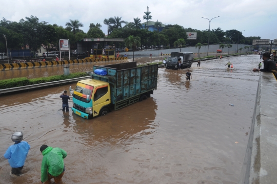 Banjir Akibat Luapan Kali Serua Genangi Tol JORR TB Simatupang