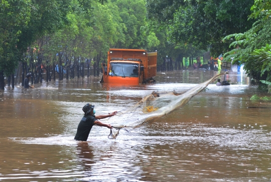 Menjala Ikan di Tengah Banjir TB Simatupang