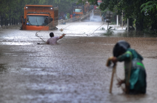 Menjala Ikan di Tengah Banjir TB Simatupang