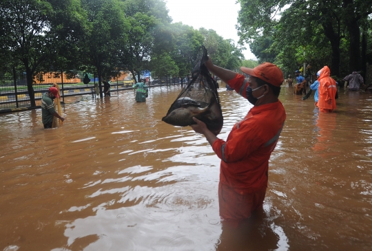 Menjala Ikan di Tengah Banjir TB Simatupang