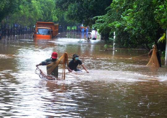 Menjala Ikan di Tengah Banjir TB Simatupang