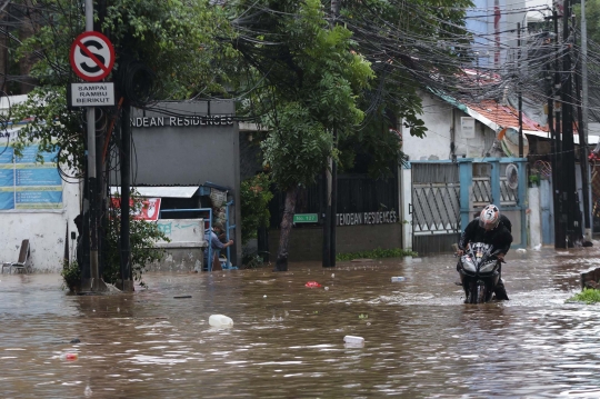 Banjir Genangi Kawasan Jalan Wolter Monginsidi