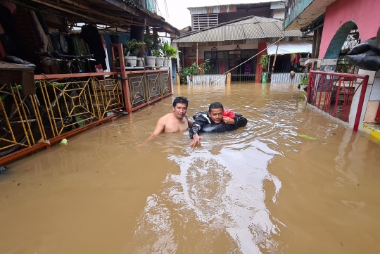 Banjir Dua Meter Rendam Permukiman di Pondok Labu