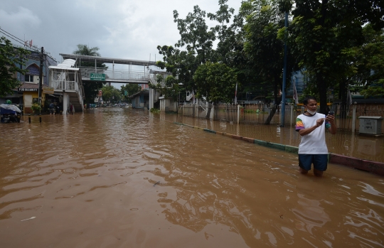 Banjir Rendam Permukiman dan Putus Akses Jalan di Pejaten