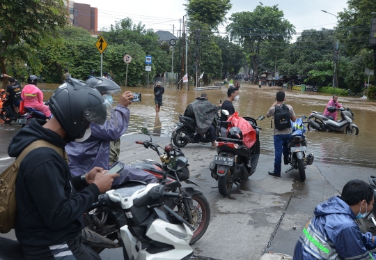 Banjir Rendam Permukiman dan Putus Akses Jalan di Pejaten