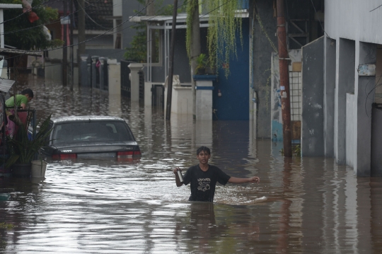 Banjir Rendam Permukiman dan Putus Akses Jalan di Pejaten