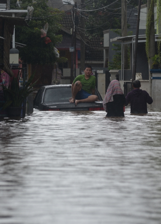 Banjir Rendam Permukiman dan Putus Akses Jalan di Pejaten