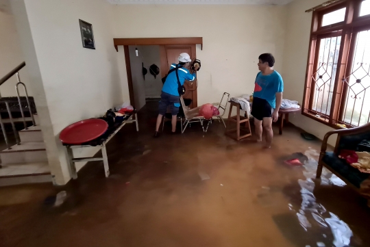 Kesibukan Petugas PLN Amankan Jaringan Listrik di Tengah Banjir
