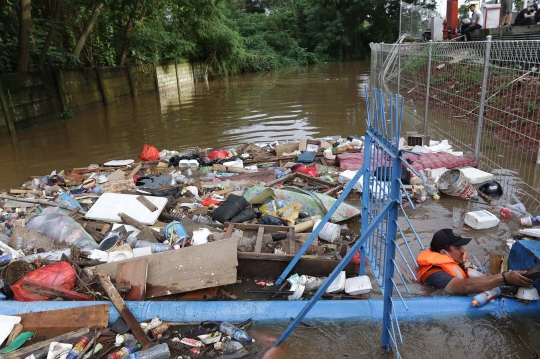 Aksi Petugas UPK Badan Air DLH DKI Bersihkan Sumbatan Sampah di Kali Mampang