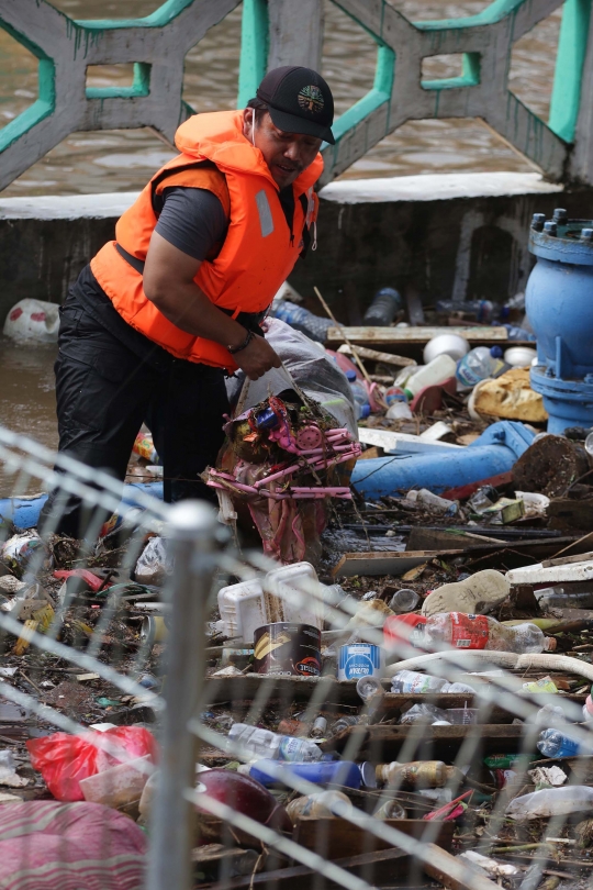 Aksi Petugas UPK Badan Air DLH DKI Bersihkan Sumbatan Sampah di Kali Mampang