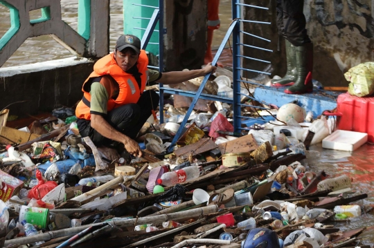 Aksi Petugas UPK Badan Air DLH DKI Bersihkan Sumbatan Sampah di Kali Mampang