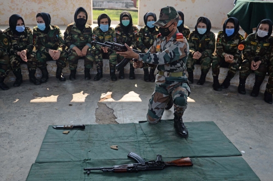 Intip Prajurit Berhijab Afghanistan Latihan Militer di India