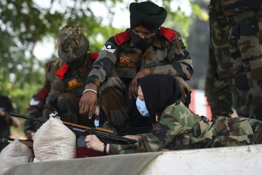 Intip Prajurit Berhijab Afghanistan Latihan Militer di India