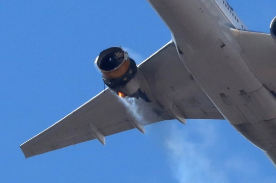 Ngeri, Maskapai United Airlines Terbang dengan Mesin Terbakar