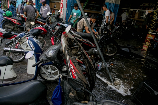 Saat Bengkel Sepeda Motor Kebanjiran Pelanggan Korban Banjir